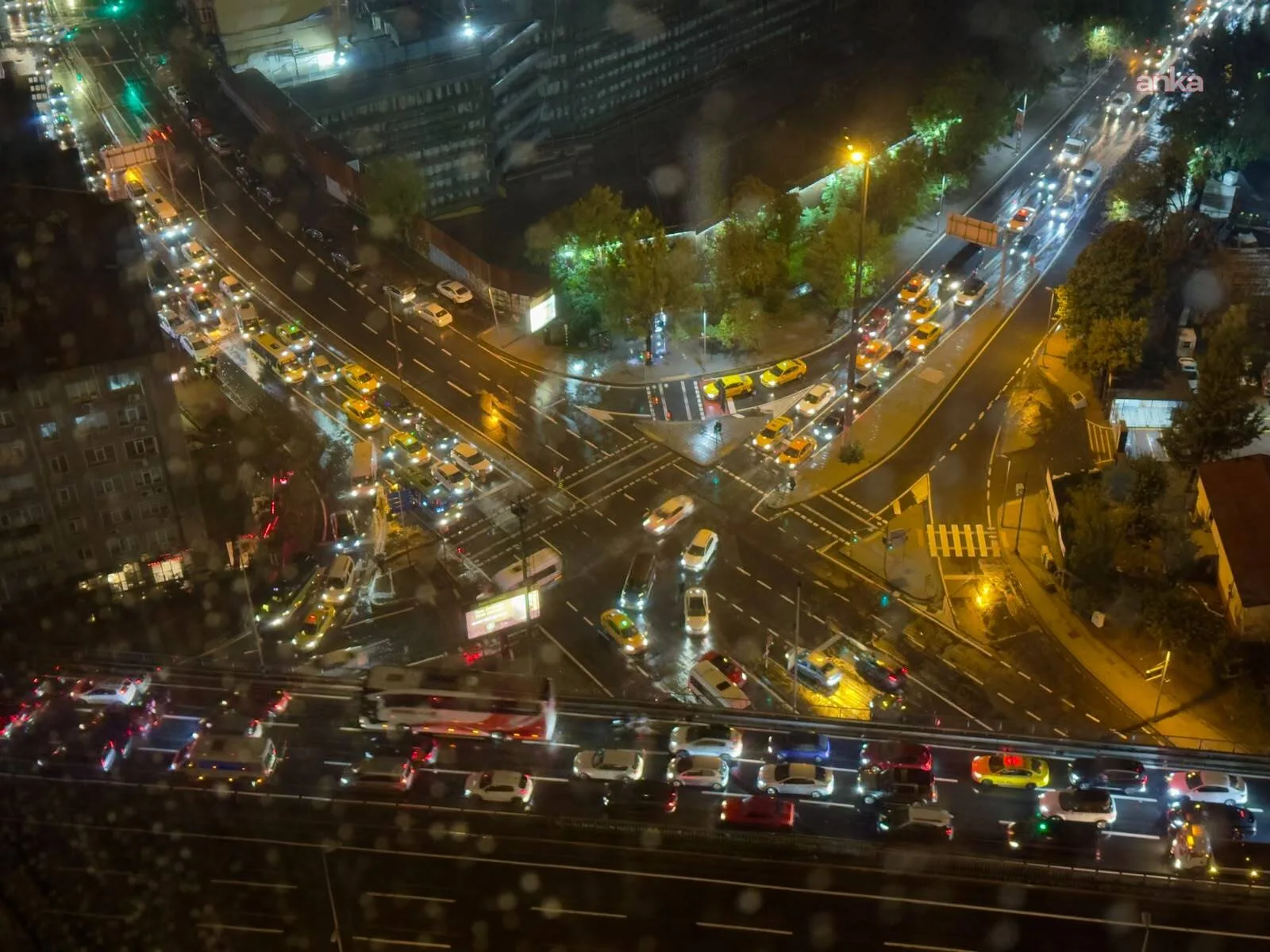 Fatih'te bir çocuk parkta su birikintisinde elektrik akımına kapılarak öldü — fotoğraf 4