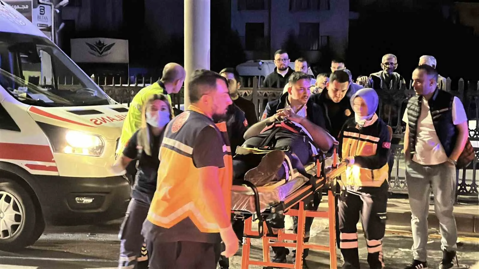 SAKARYA'NIN ADAPAZARI İLÇESİNDE GECE SAATLERİNDE 3 ARACIN KARIŞTIĞI TRAFİK KAZASINDA 4 KİŞİ YARALANDI.