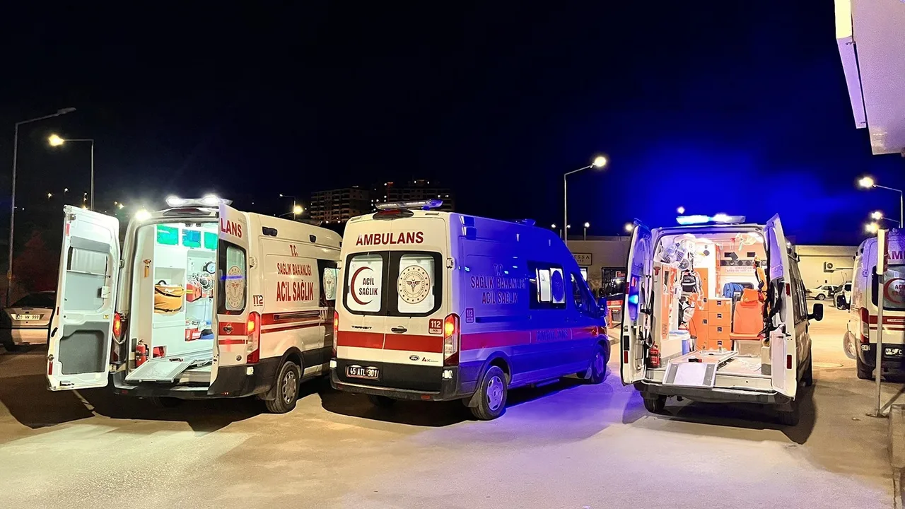 MANİSA’NIN KULA İLÇESİNDE HAFİF TİCARİ OTOMOBİL, TRANSİT VE KAMYONETİN KARIŞTIĞI ZİNCİRLEME TRAFİK KAZASI MEYDANA GELDİ. MEYDANA GELEN KAZADA 1’İ AĞIR OLMAK ÜZERE 5 KİŞİ YARALANDI.