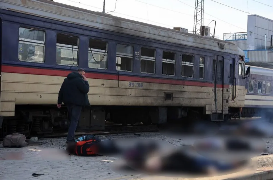 RUSYA ORDUSUNUN UKRAYNA'NIN DNİPRO KENTİNDEKİ ANA TREN İSTASYONUNA GERÇEKLEŞTİRDİĞİ SALDIRI SONUCU 13 KİŞİ HAYATINI KAYBETTİ, 10 KİŞİ YARALANDI.