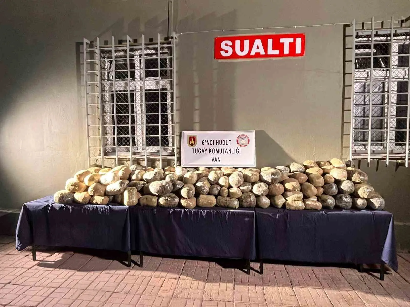 MİLLİ SAVUNMA BAKANLIĞI, VAN HUDUT HATTINDA GERÇEKLEŞTİRİLEN OPERASYONDA 412 BİN 741 GRAM UYUŞTURUCU MADDE ELE GEÇİRİLDİĞİNİ DUYURDU.