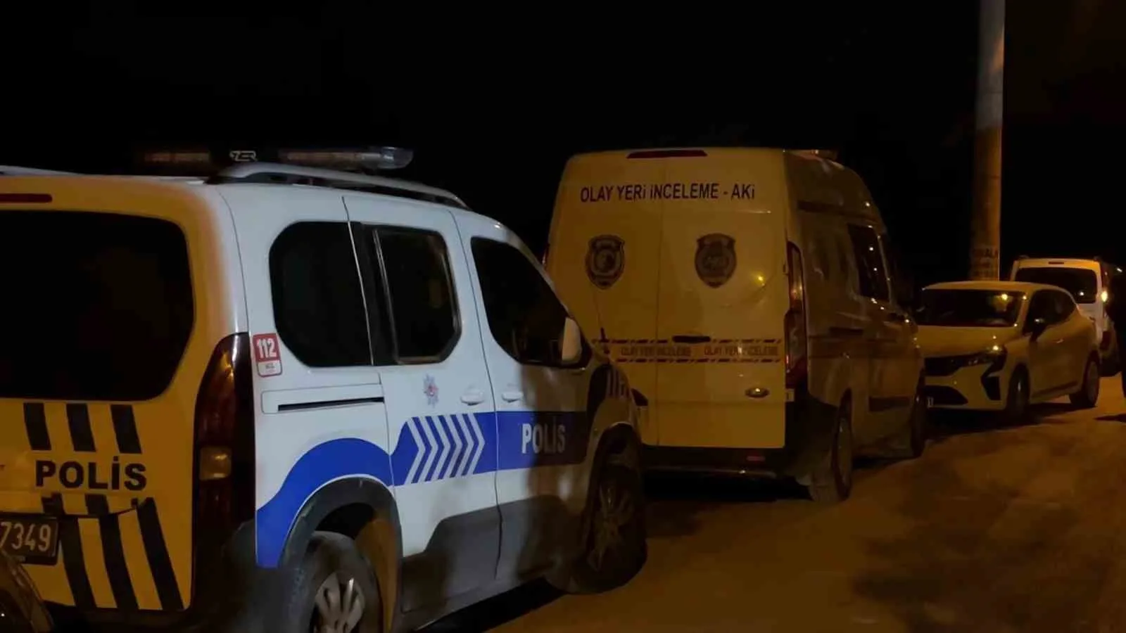 BURSA'DA BİR BOYAHANE FABRİKASINDA, FORKLİFTTEN DÜŞEN DEMİR BLOĞUN ALTINDA KALAN 24 YAŞINDAKİ GENÇ, OLAY YERİNDE HAYATINI KAYBETTİ. AİLE YAKINLARI OLAY YERİNDE SİNİR KRİZİ GEÇİRDİ.