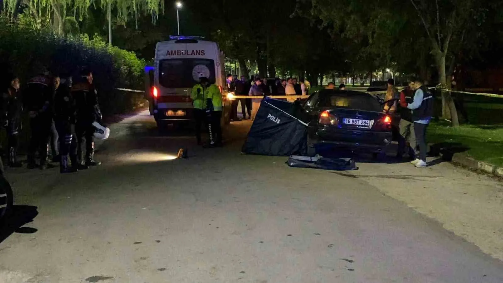 BURSA’NIN İNEGÖL İLÇESİNDE OTOMOBİL İLE MOTOSİKLETİN ÇARPIŞTIĞI KAZADA, OTOMOBİLİN ALTINDA KALAN 17 YAŞINDAKİ MUHAMMED BEŞİR AÇIKGÖZ HAYATINI KAYBETTİ. İTFAİYE EKİPLERİ TARAFINDAN ARACIN ALTINDAN ÇIKARILAN GENCİN YAŞAMINI YİTİRDİĞİ BELİRLENDİ. ACI HABERİ ALAN ANNESİNİN OLAY YERİNDEKİ FERYATLARI YÜREKLERİ DAĞLADI.