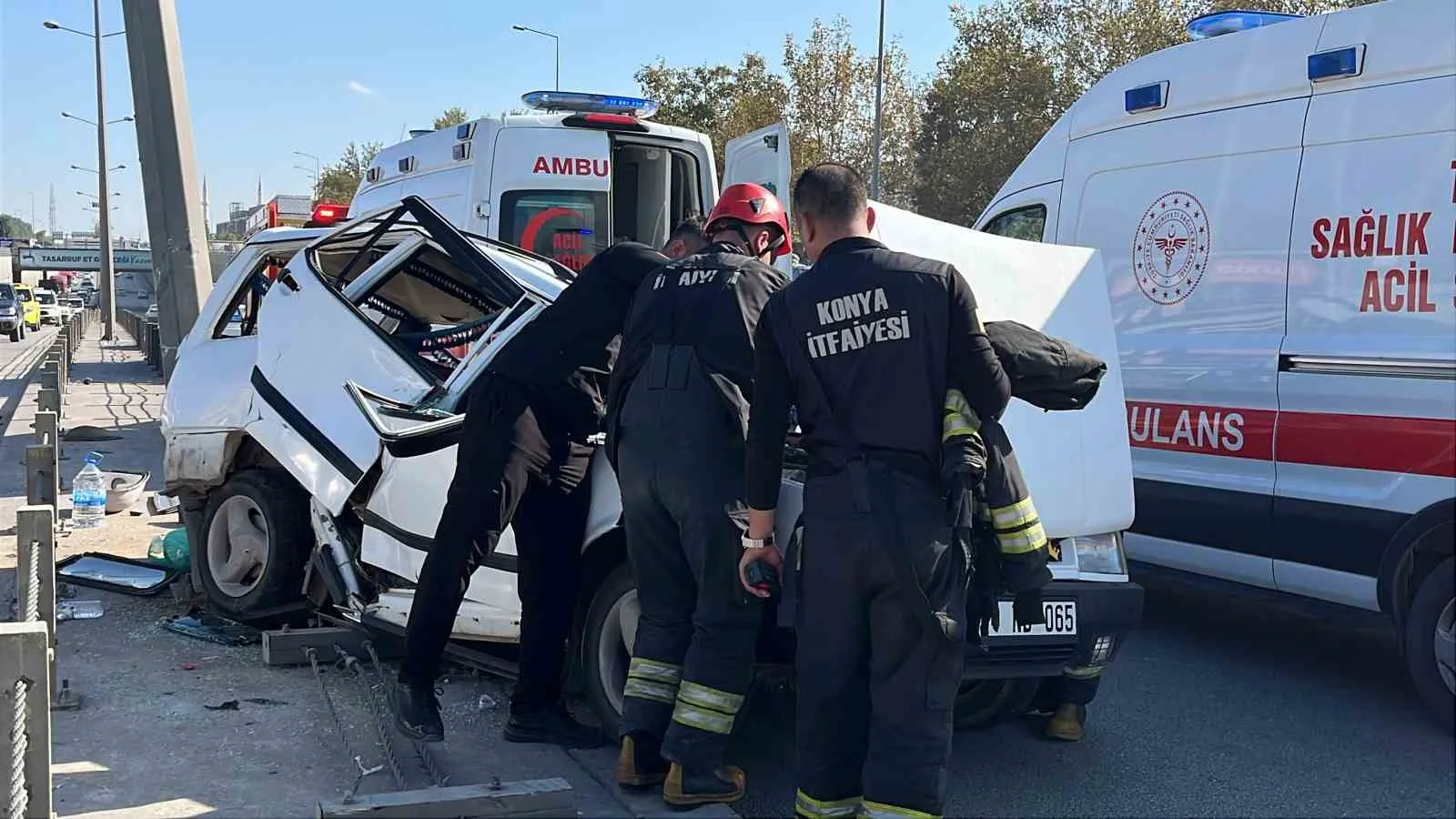 KONYA’DA KONTROLDEN ÇIKAN TOFAŞ OTOMOBİL REFÜJE ÇARPARAK HURDAYA DÖNERKEN, ARAÇTA BULUNAN 4 KİŞİ YARALANDI.