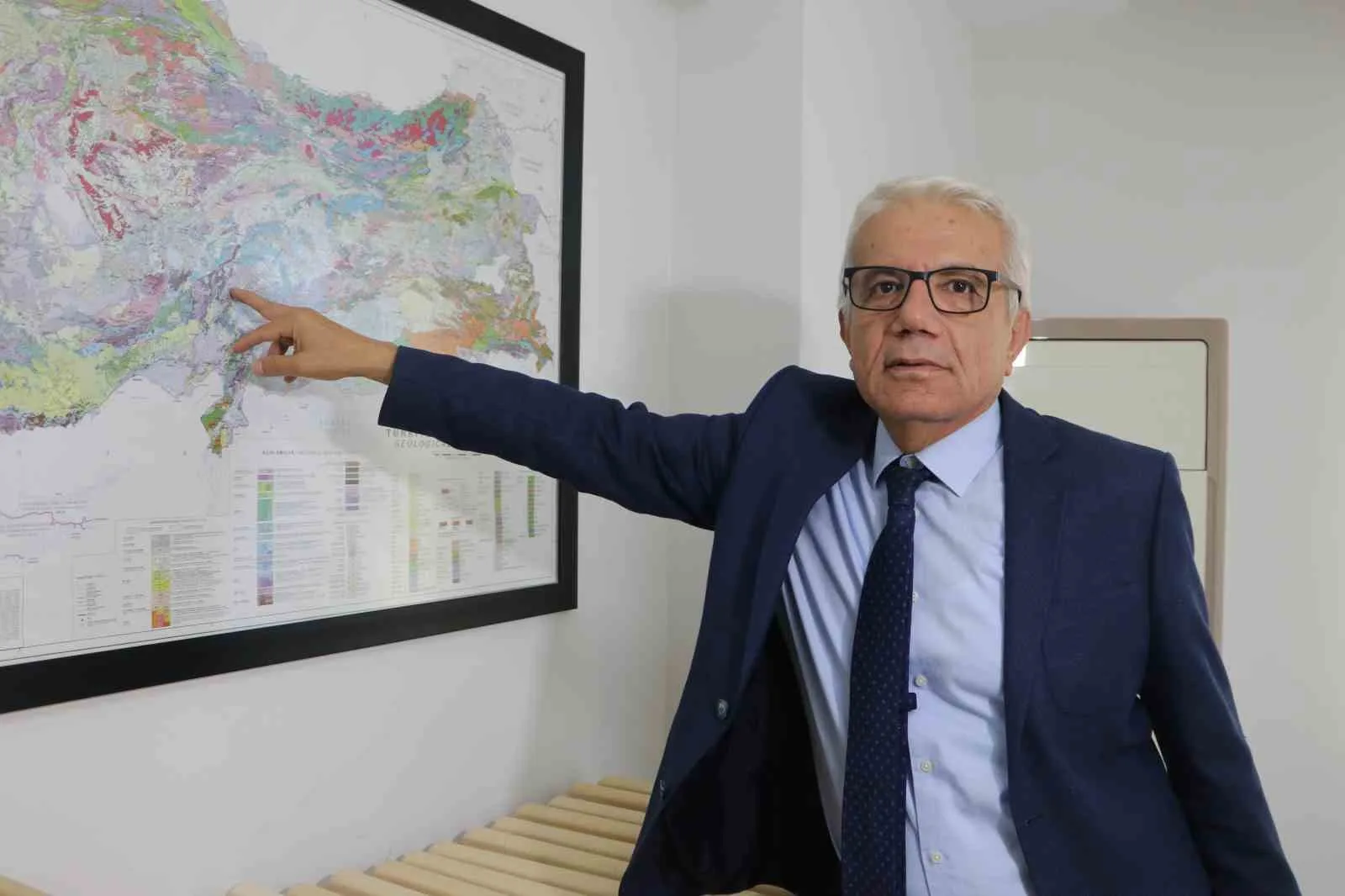 TÜRKİYE MÜHENDİS VE MİMAR ODALARI BİRLİĞİ (TMMOB) JEOLOJİ MÜHENDİSLERİ ODASI ADANA ŞUBE BAŞKANI DR. MEHMET TATAR, ADANA VE ÇEVRESİNDE YAŞANAN DEPREM HAREKETLİLİĞİYLE İLGİLİ “BU DEPREMLER ORADAKİ FAY HATTINDA STRES BİRİKİMİNİN BOŞALMASINA NEDEN OLDU. VATANDAŞLARIMIZIN KORKACAĞI BİR DURUM YOK” DEDİ.