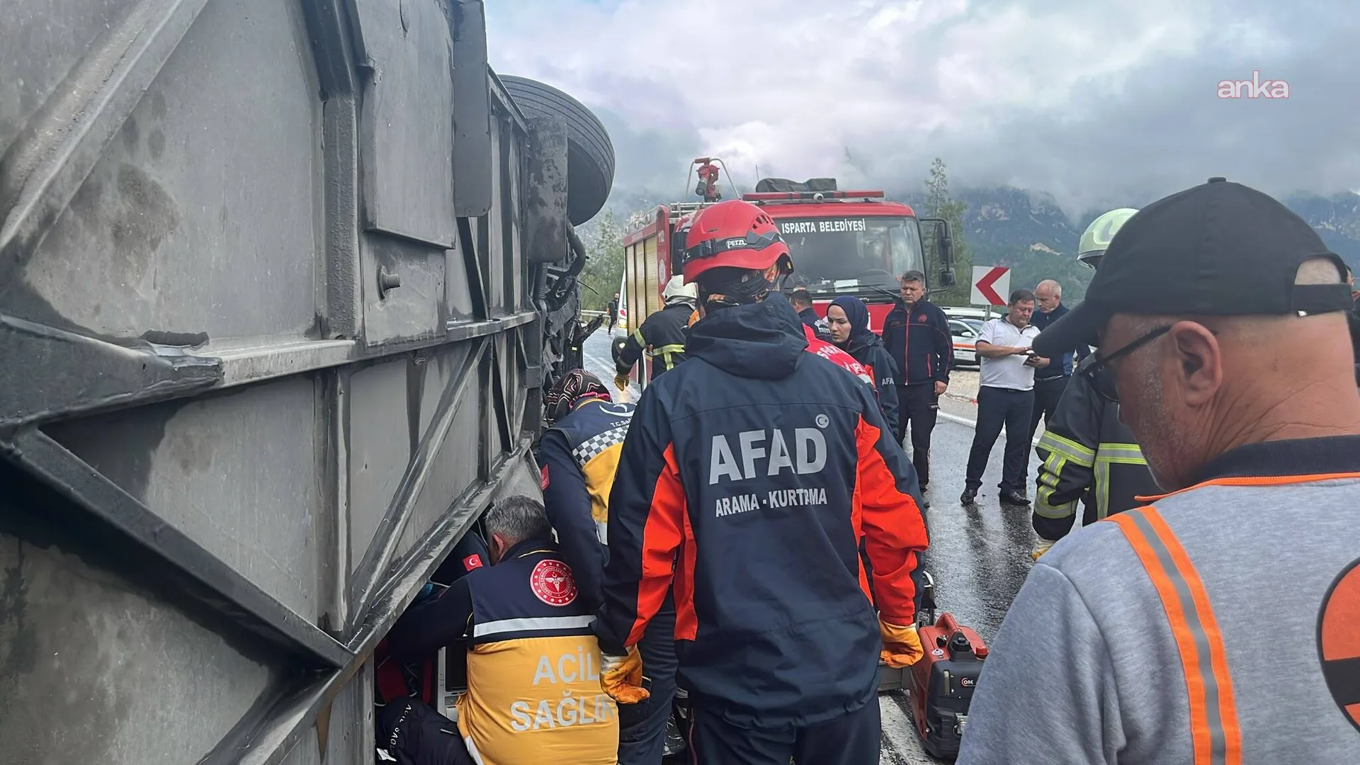 Isparta-Antalya yolunda otobüs devrildi: 1 ölü — fotoğraf 2
