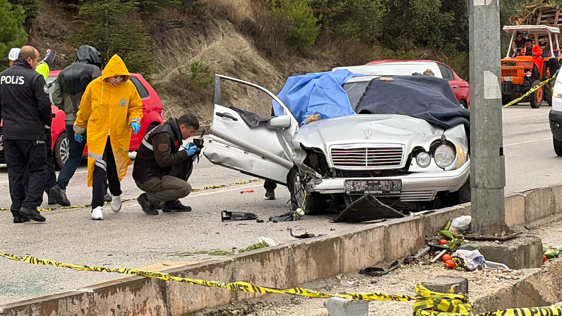 Burdur'da otomobil karşı şeride geçti: 1 ölü, 4 yaralı — fotoğraf 7