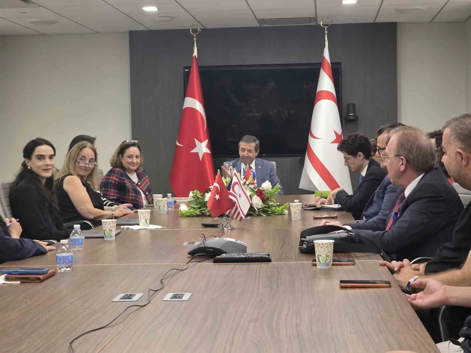 KUZEY KIBRIS TÜRK CUMHURİYETİ (KKTC) DIŞİŞLERİ BAKANI TAHSİN ERTUĞRULOĞLU, BİRLEŞMİŞ MİLLETLER (BM) GENEL KURUL TOPLANTILARININ ARDINDAN ABD TEMASLARI KAPSAMINDA BAŞKENT WASHİNGTON DC'DE TÜRK BASINIYLA BİR ARAYA GELDİ.