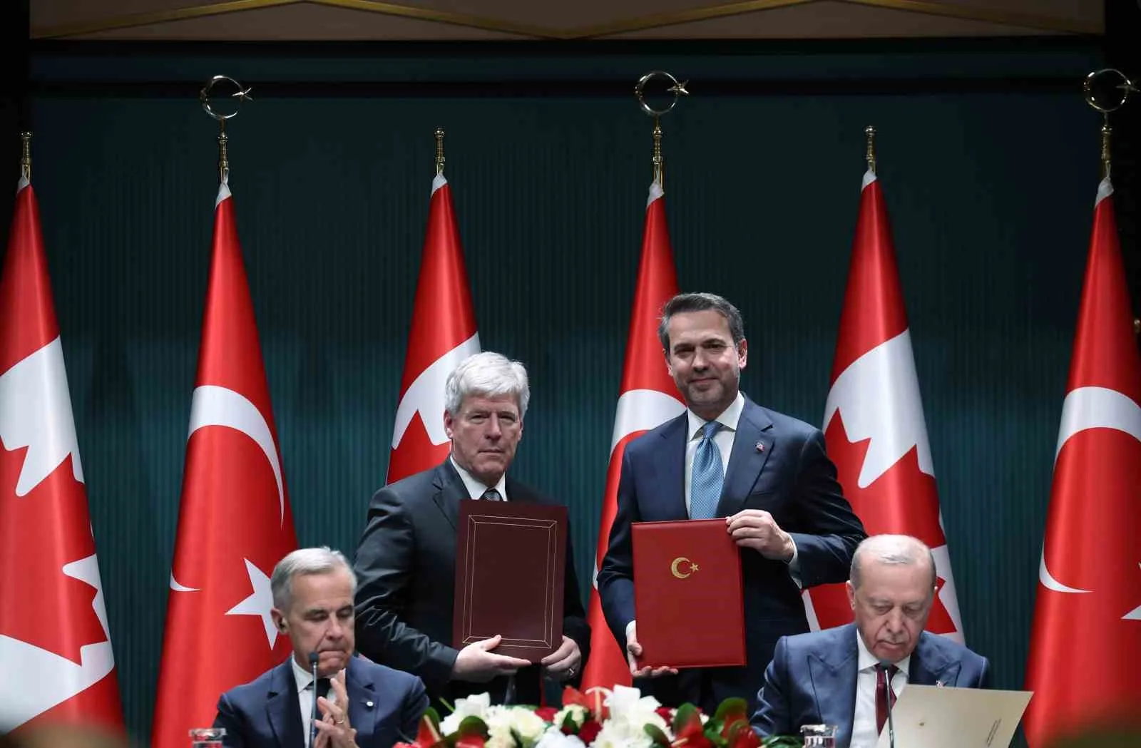 "ENERJİ ALANINDA İŞBİRLİĞİNE DAİR ORTAK BİLDİRİ"Yİ, ENERJİ VE TABİİ KAYNAKLAR BAKANI ALPARSLAN BAYRAKTAR İLE KANADA ENERJİ BAKANI TİM HODGSON İMZALADI.