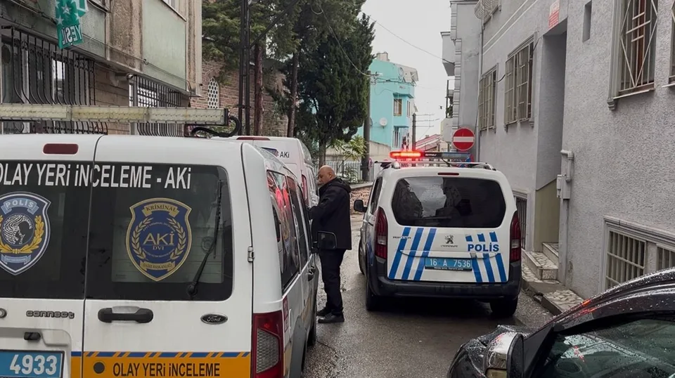BURSA’DA CEZAEVİNDEN İZİNLİ ÇIKAN 3 ARKADAŞIN KALDIĞI EVDE BİR KİŞİ ÖLÜ BULUNDU. OLAYLA İLGİLİ EVDE BULUNAN 2 KİŞİ GÖZALTINA ALINIRKEN, ŞAHSIN KESİN ÖLÜM NEDENİNİN BELİRLENMESİ İÇİN SORUŞTURMA BAŞLATILDI.