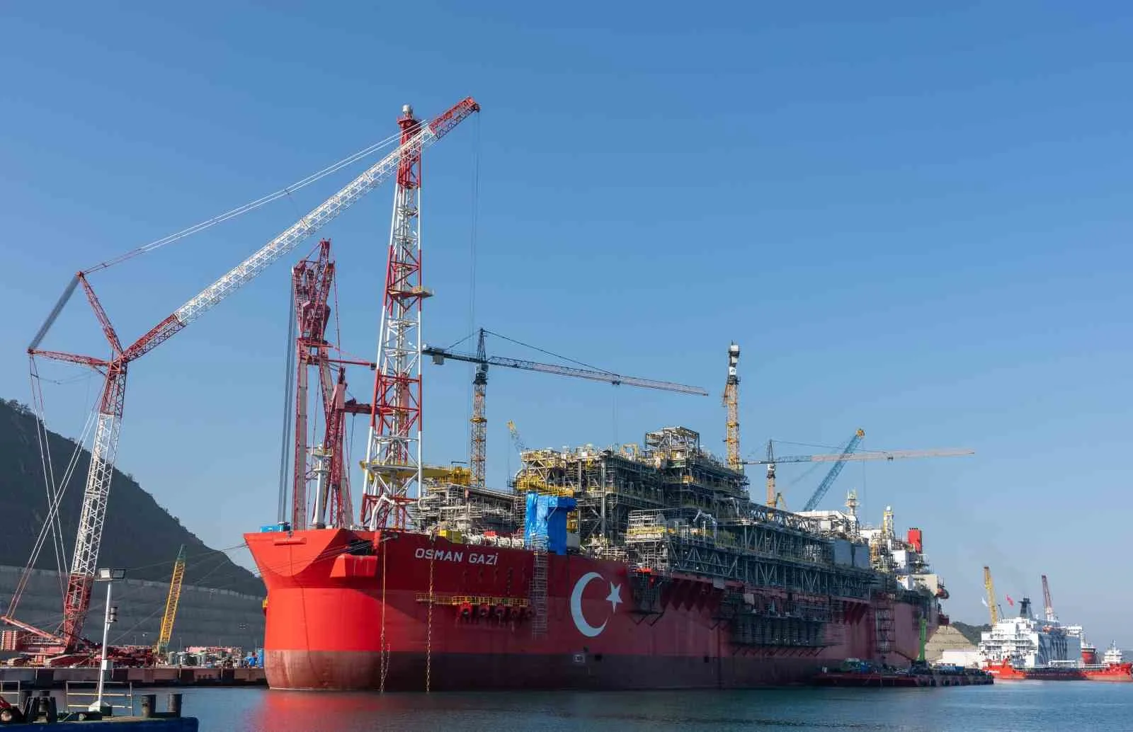 ENERJİ VE TABİİ KAYNAKLAR BAKANI ALPARSLAN BAYRAKTAR, TÜRKİYE’NİN İLK YÜZER ÜRETİM PLATFORMU OSMAN GAZİ’NİN MAVİ VATAN’DAKİ GÖREV YERİNE GİTMEK İÇİN HAZIR OLDUĞUNU BELİRTEREK "DOĞAL GAZ İHTİYACINI YERLİ İMKANLARLA KARŞILADIĞIMIZ HANE SAYISINI 4 MİLYONDAN 8 MİLYONA ÇIKARMIŞ OLACAĞIZ" DEDİ.