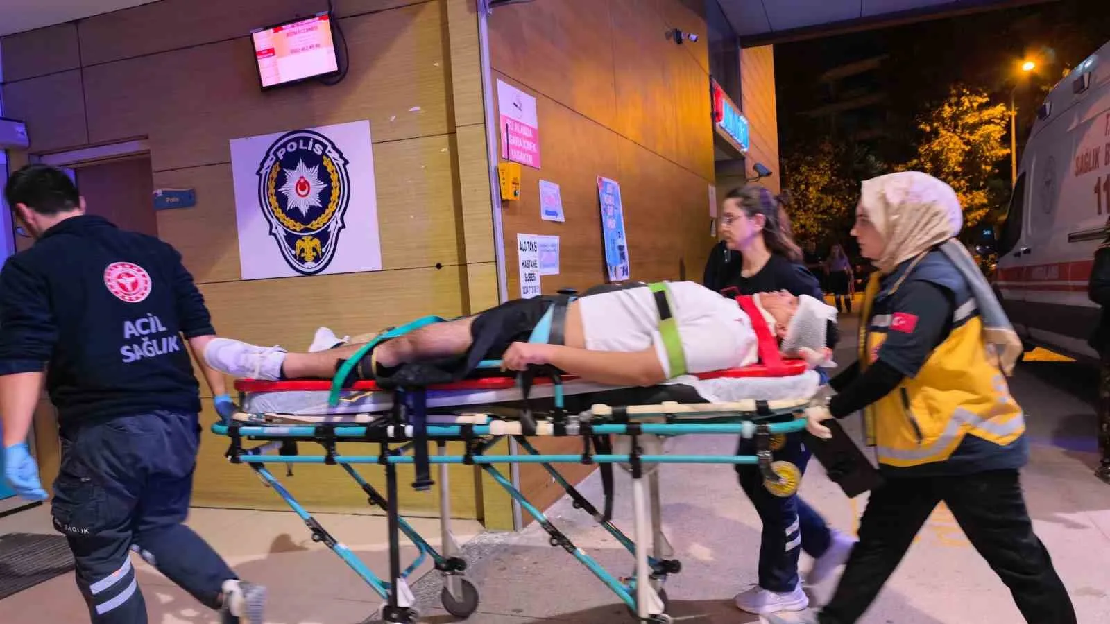 BURSA'NIN İNEGÖL İLÇESİNDE MEYDANA GELEN 3 ARAÇLI ZİNCİRLEME TRAFİK KAZASINDA 1'İ 9 AYLIK BEBEK OLMAK ÜZERE 10 KİŞİ YARALANDI. YARALILAR, AMBULANSLARLA İNEGÖL DEVLET HASTANESİNE KALDIRILDI.