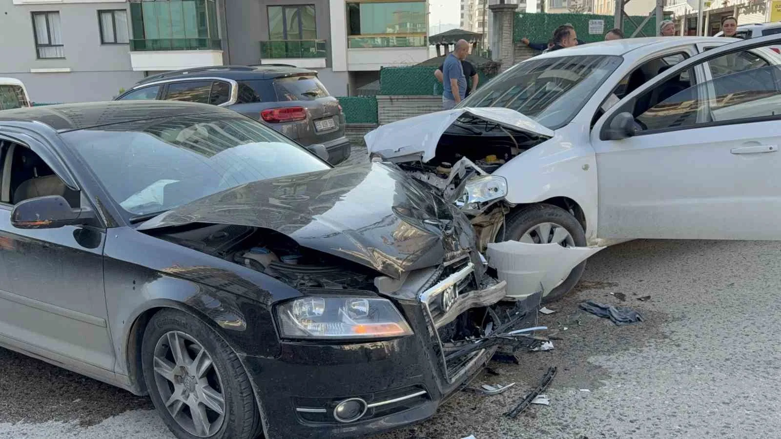 SAMSUN’DA İKİ OTOMOBİLİN ÇARPIŞTIĞI TRAFİK KAZASINDA 6 YAŞINDAKİ ÇOCUĞUN DA ARALARINDA BULUNDUĞU 3 KİŞİ YARALANDI. KAZA ANI GÜVENLİK KAMERASINA YANSIDI.