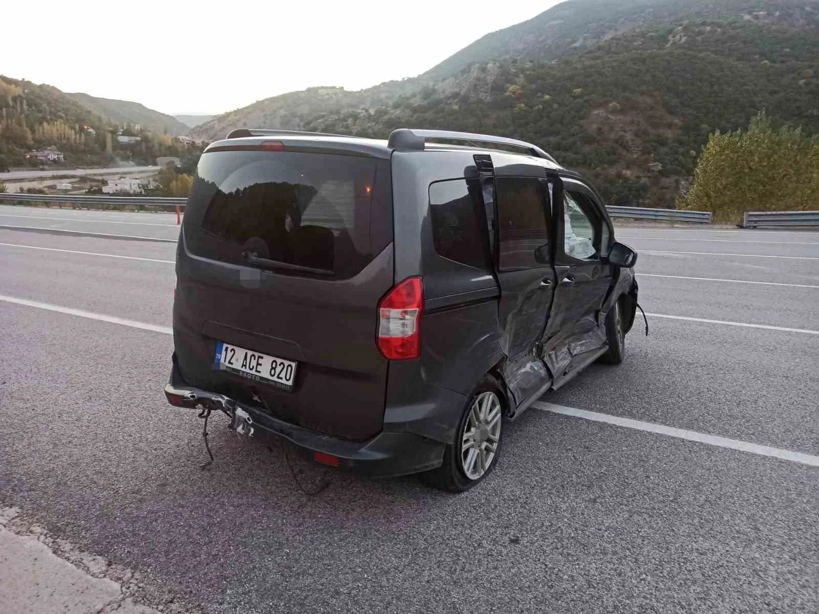 BİNGÖL'DE OTOMOBİL İLE HAFİF TİCARİ ARACIN ÇARPIŞMASI SONUCU MEYDANA GELEN TRAFİK KAZASINDA 3 KİŞİ YARALANDI.