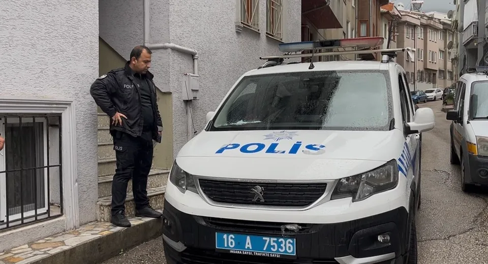 BURSA’DA CEZAEVİNDEN İZİNLİ ÇIKAN 3 ARKADAŞIN KALDIĞI EVDE BİR KİŞİ ÖLÜ BULUNDU. OLAYLA İLGİLİ EVDE BULUNAN 2 KİŞİ GÖZALTINA ALINIRKEN, ŞAHSIN KESİN ÖLÜM NEDENİNİN BELİRLENMESİ İÇİN SORUŞTURMA BAŞLATILDI.