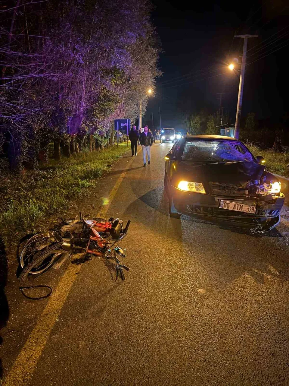 SAKARYA’NIN AKYAZI İLÇESİNDE MOTOSİKLET İLE OTOMOBİLİN ÇARPIŞMASI NETİCESİNDE MEYDANA GELEN TRAFİK KAZASINDA MOTOSİKLET SÜRÜCÜSÜ HAYATINI KAYBETTİ.
