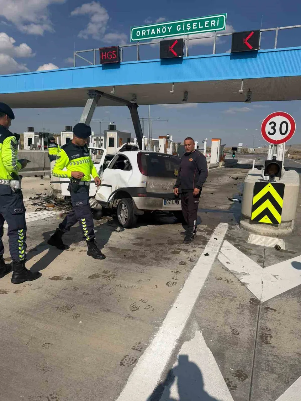 AKSARAY, ANKARA-NİĞDE OTOYOLU'NDA GİŞEYE GİRMEK İSTERKEN KAZA YAPAN OTOMOBİLDE SIKIŞAN SÜRÜCÜ HAYATINI KAYBETTİ.