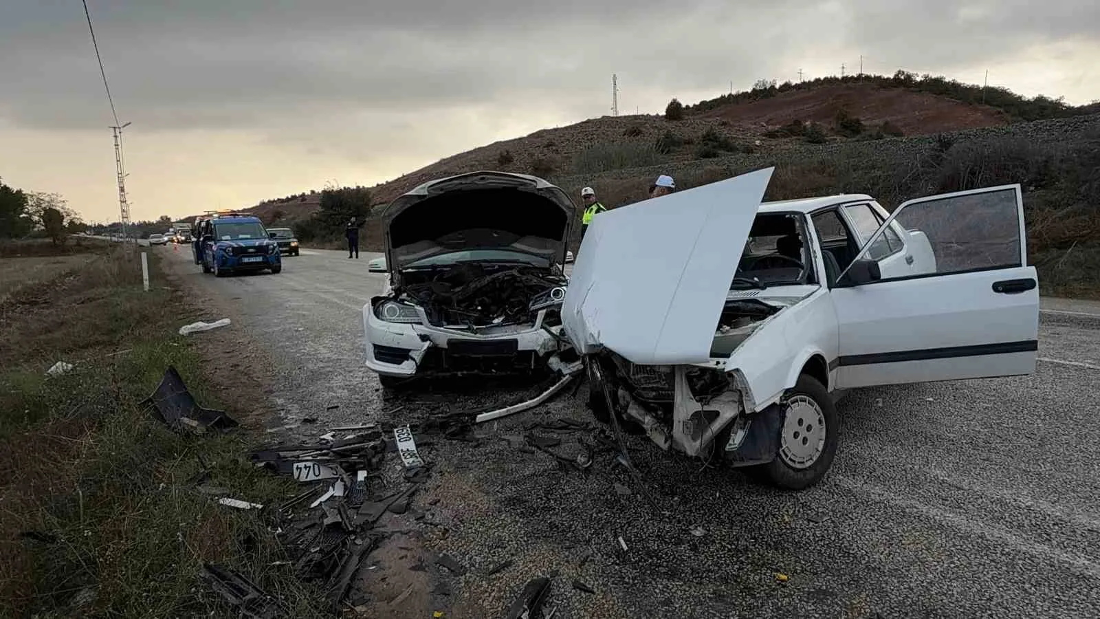 ZİLE – TURHAL KARAYOLU’NDA İKİ OTOMOBİL KAFA KAFAYA ÇARPIŞTI. MEYDANA GELEN KAZADA 5 KİŞİ YARALANDI.