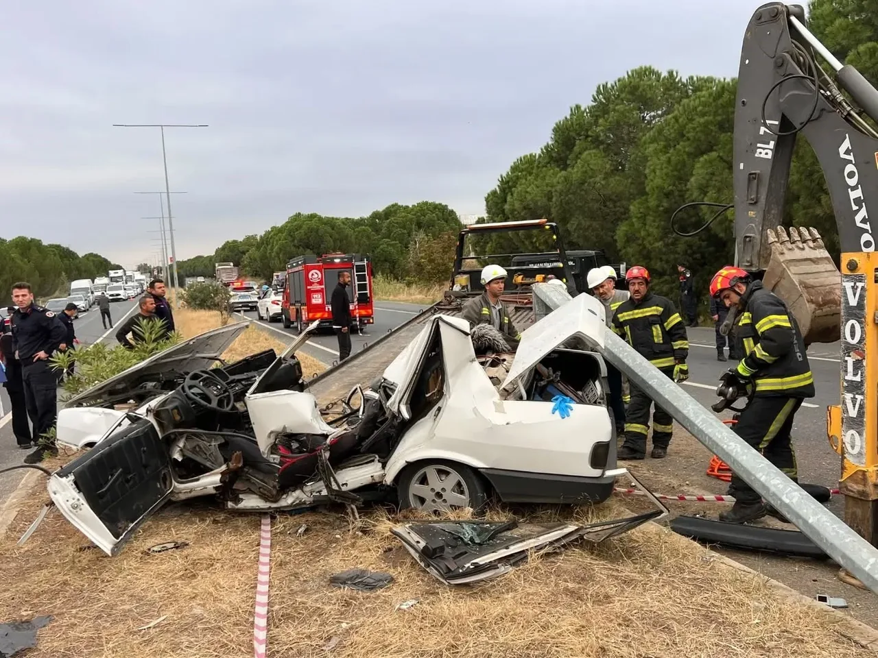 DENİZLİ'NİN SARAYKÖY İLÇESİNDE ELEKTRİK DİREĞİNE ÇARPAN TOFAŞ OTOMOBİLİN SÜRÜCÜSÜ HAYATINI KAYBETTİ.