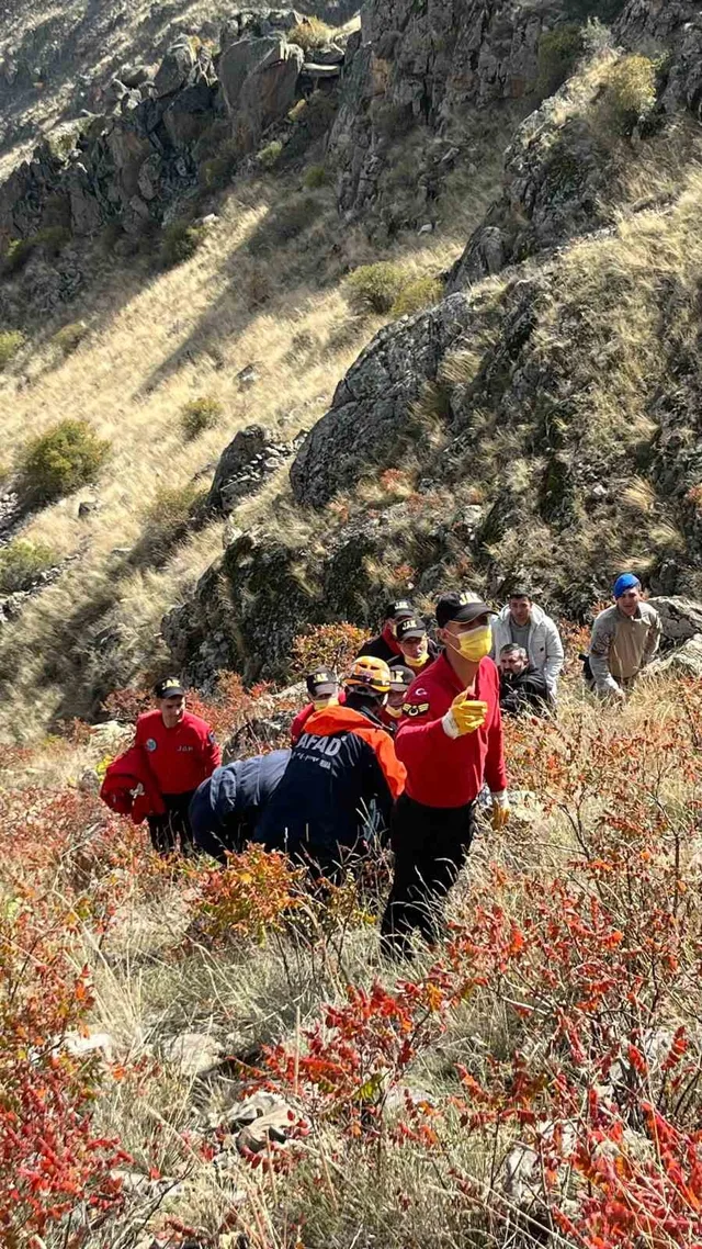 ERZURUM'UN PAZARYOLU İLÇESİNDE DÜN GECE SAATLERİNDE EVİNDEN AYRILAN VE BİR DAHA HABER ALINAMAYAN 75 YAŞINDAKİ GÜLKIZ KURT’UN, ARAMA KURTARMA EKİPLERİNİN ÇALIŞMASI SONUCU SARP ARAZİDEKİ BİR UÇURUMDA CANSIZ BEDENİ BULUNDU.