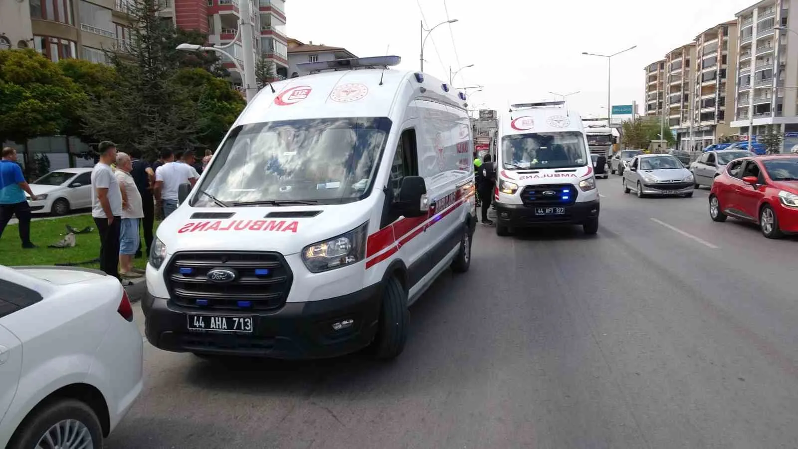 YARALILAR, SAĞLIK EKİPLERİNİN OLAY YERİNDEKİ İLK MÜDAHALESİNİN ARDINDAN AMBULANSLARLA HASTANEYE KALDIRILDI.