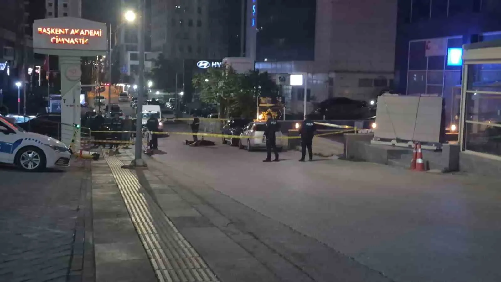ANKARA’NIN ÇANKAYA İLÇESİNDE, ALACAK VERECEK MESELESİNDEN ÇIKAN SİLAHLI KAVGADA 1 KİŞİ HAYATINI KAYBEDERKEN, 1 KİŞİ YARALANDI.