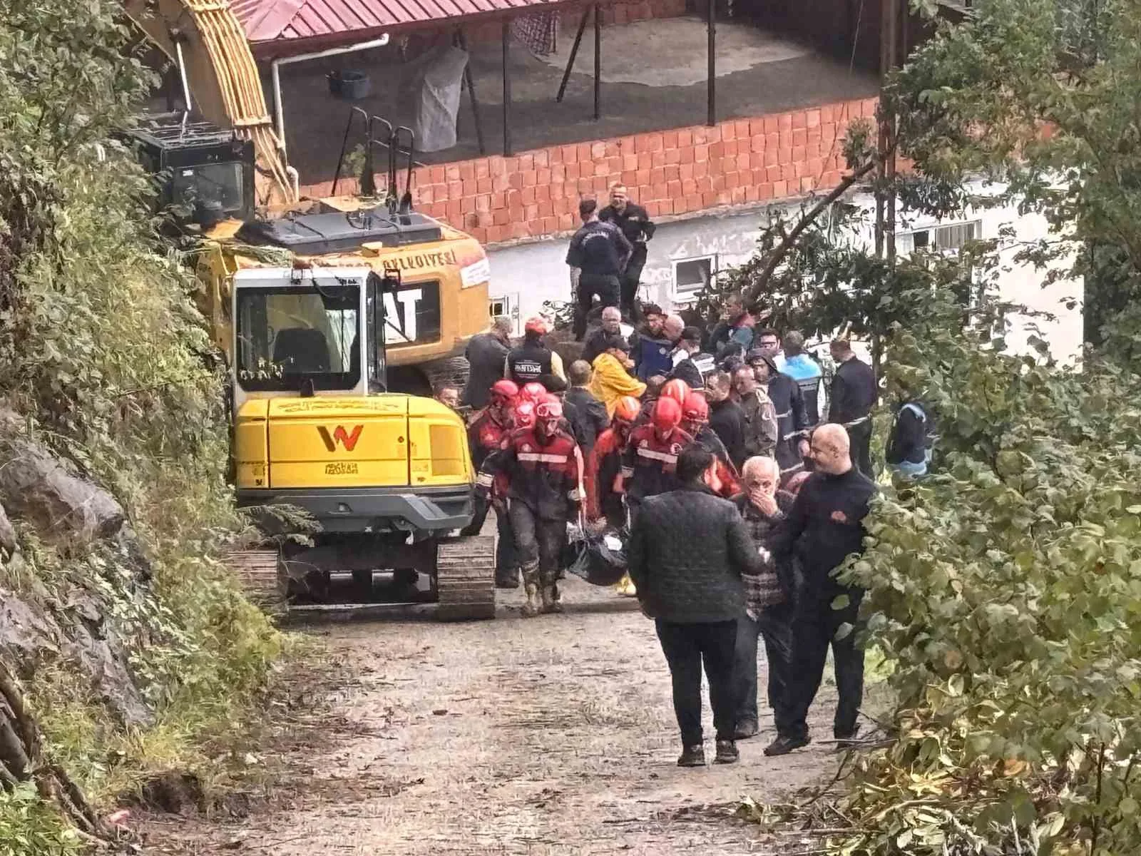 SAAT 08.45 SIRALARINDA ÇAĞLAYAN MAHALLESİ GÜLLE KÜME EVLERİ MEVKİİNDE BİR VATANDAŞIN EVİNİN ARKA KISMINDA KAZI ÇALIŞMASI YAPMASI İÇİN TUTTUĞU ALİ TURHAL (51) İSİMLİ İŞÇİ, KAZI SIRASINDA TOPRAK ALTINDA KALDI. İHBAR ÜZERİNE BÖLGEYE JANDARMA, AFAD, UMKE, İTFAİYE VE SAĞLIK EKİPLERİ İLE İŞ MAKİNELERİ SEVK EDİLDİ. TOPRAK ALTINDA KALAN ALİ TURHAL'IN CANSIZ BEDENİ, EKİPLER TARAFINDAN ÇIKARTILDI.