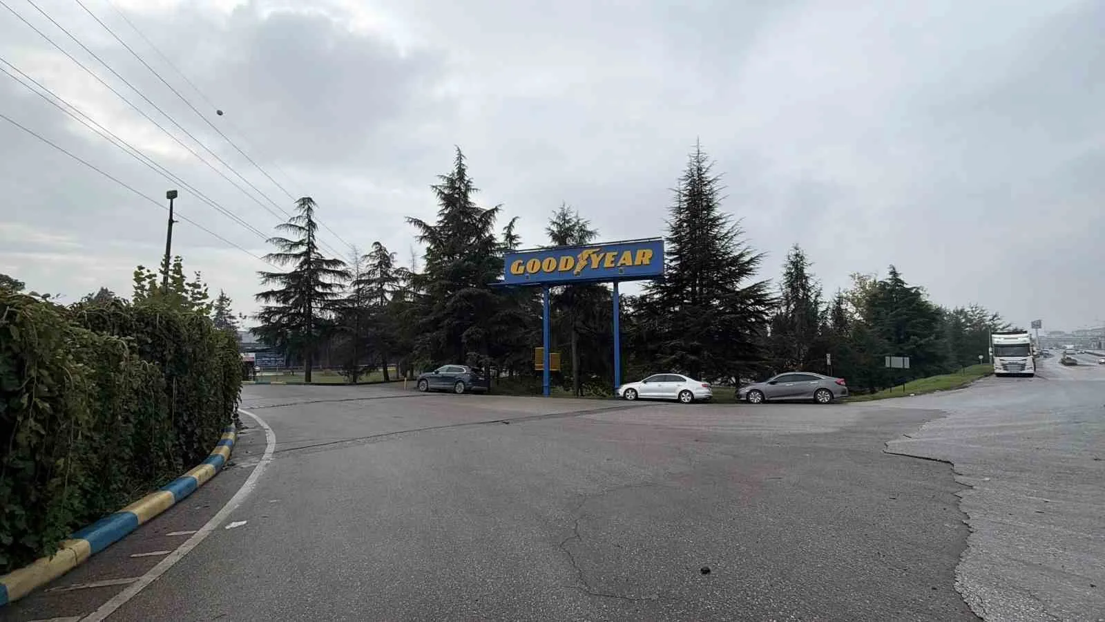 ARİFİYE İLÇESİNDEKİ GOODYEAR LASTİK FABRİKASINDA MEYDANA GELEN İŞ KAZASINDA, PRES MAKİNESİNE SIKIŞAN 33 YAŞINDAKİ İŞÇİ HAYATINI KAYBETTİ