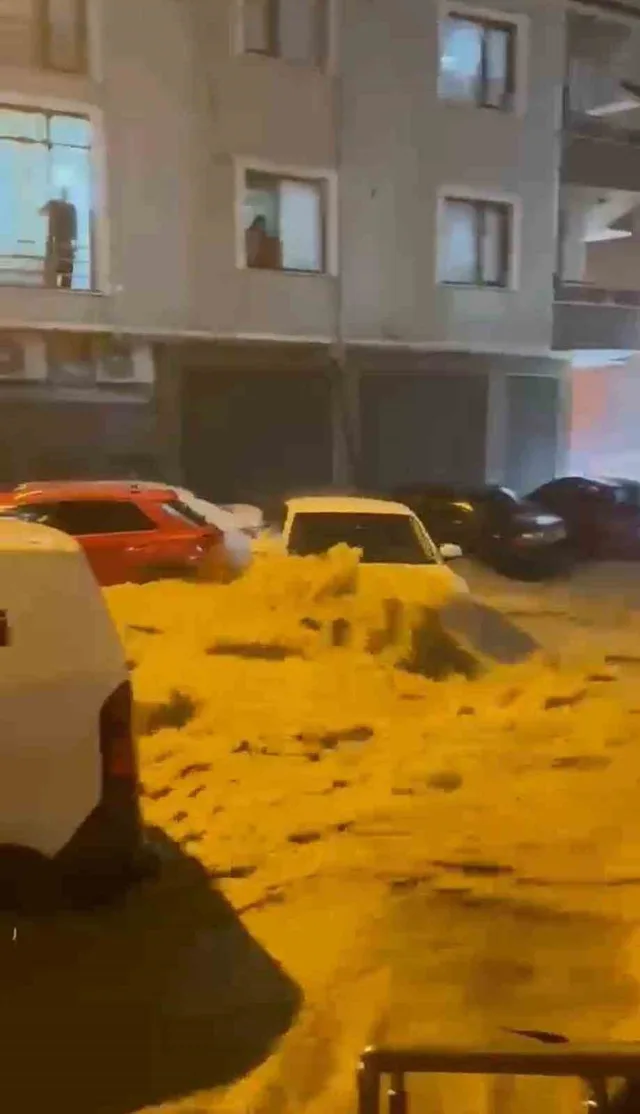 METEOROLOJİ GENEL MÜDÜRLÜĞÜNÜN TURUNCU KOD VERDİĞİ SAKARYA'DA BEKLENEN YAĞIŞ KENTİN KUZEYİNDEN GİRİŞ YAPMASIYLA BİRLİKTE KARASU İLÇE MERKEZİ SULAR ALTINDA KALDI