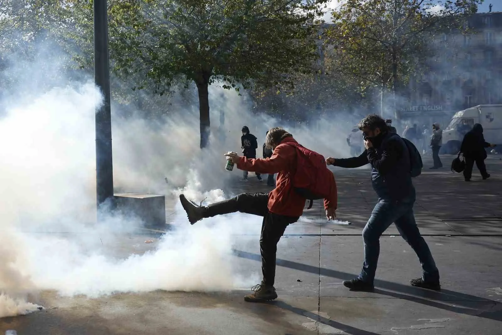 FRANSA'NIN BAŞKENTİ PARİS'TE ÖĞRENCİLERİN YANI SIRA SENDİKALAR İLE SARI YELEKLİLER'İN KATILIMIYLA HAYAT PAHALILIĞI VE KEMER SIKMA POLİTİKALARINA KARŞI DÜZENLENMESİ PLANLANAN GÖSTERİLER, ŞİDDET OLAYLARINA DÖNÜŞTÜ. PARİS SOKAKLARI SAVAŞ ALANINA DÖNERKEN, FRANSA İÇİŞLERİ BAKANLIĞI ŞİDDET EYLEMLERİ NEDENİYLE ÜLKE GENELİNDE 166 KİŞİNİN GÖZALTINA ALINDIĞINI DUYURDU.
