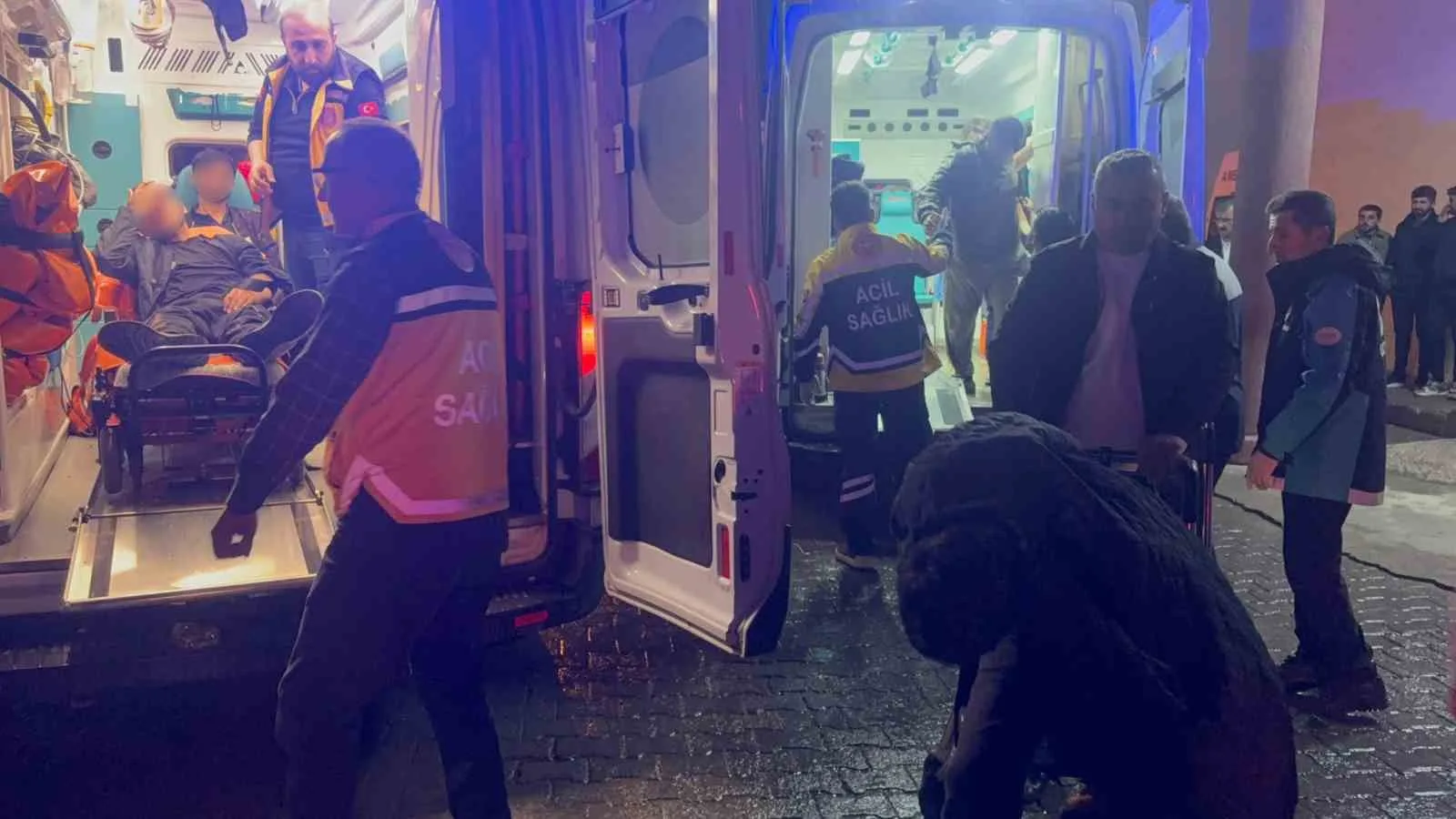 HAKKÂRİ’DE DÜZENSİZ GÖÇMENLERİ TAŞIYAN MİNİBÜSÜN KONTROLDEN ÇIKARAK DEREYE UÇMASI SONUCU 20 KİŞİ YARALANDI. YARALILAR, JANDARMA EKİPLERİNİN EŞLİĞİNDE AMBULANSLARLA HAKKÂRİ DEVLET HASTANESİ’NE KALDIRILARAK TEDAVİ ALTINA ALINDI.