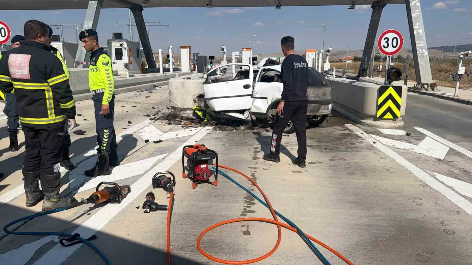 AKSARAY, ANKARA-NİĞDE OTOYOLU'NDA GİŞEYE GİRMEK İSTERKEN KAZA YAPAN OTOMOBİLDE SIKIŞAN SÜRÜCÜ HAYATINI KAYBETTİ.