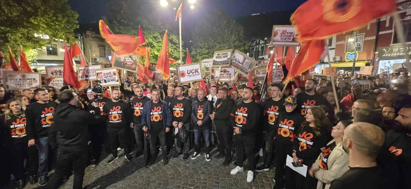 KOSOVA’DA HOLLANDA’NIN LAHEY KENTİNDEKİ KOSOVA ÖZEL MAHKEMESİ’NİN 16 EYLÜL TARİHİNDE ESKİ KOSOVA CUMHURBAŞKANI HAŞİM THAÇİ VE VE ESKİ KOSOVA KURTULUŞ ORDUSU (UÇK) LİDERLERİNE YÖNELİK VERDİĞİ HAPİS CEZASINA KARŞI PROTESTO DÜZENLENDİ.