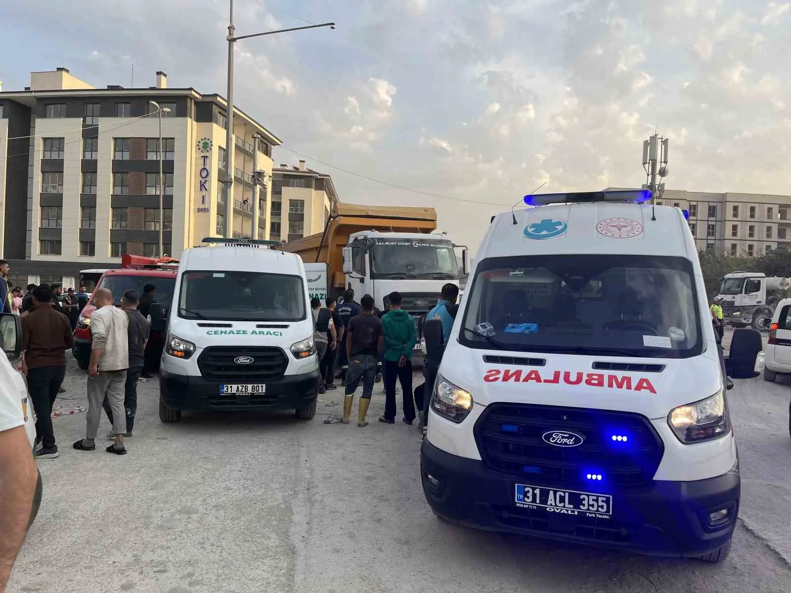 HATAY’DA HAFRİYAT KAMYONUNUN ALTINDA KALAN 48 YAŞINDAKİ MOTOSİKLET SÜRÜCÜSÜ ADİL DEVAOĞLU ÖLDÜ. KAZA SONRASI KAMYONUN ALTINDA KALAN MOTOSİKLETİ GÖRMEK İSTEYEN MERAKLI VATANDAŞLARSA DİKKAT ÇEKTİ.