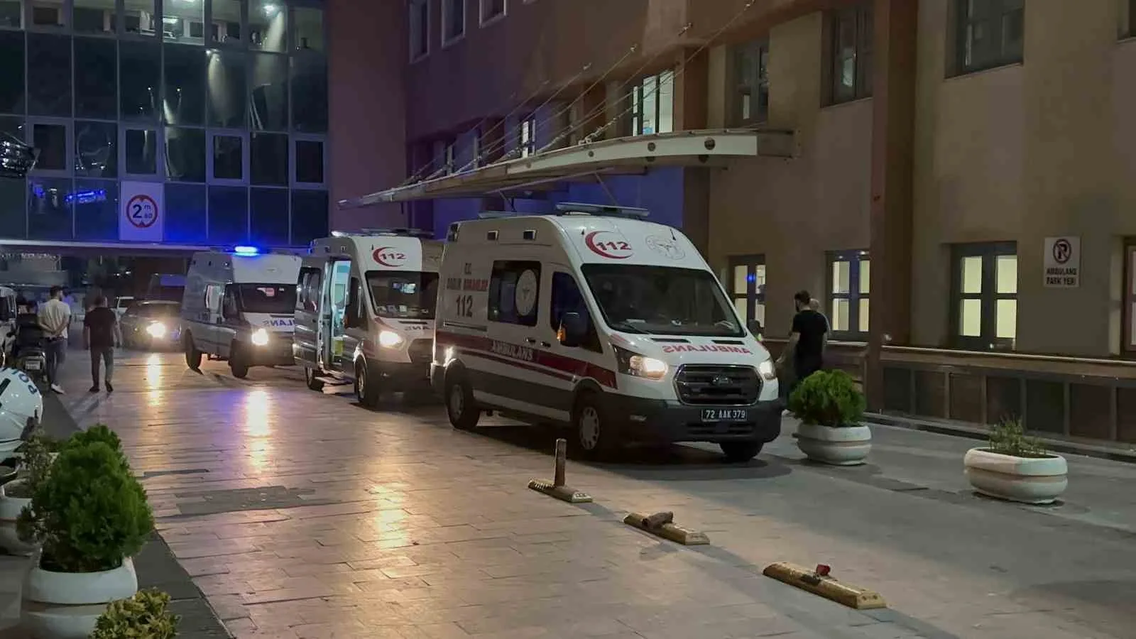 BATMAN’DA BALKONDA HALI ÇIRPMAK İSTERKEN DENGESİNİ KAYBEDEREK 8’İNCİ KATTAN DÜŞTÜĞÜ İLERİ SÜRÜLEN 30 YAŞINDAKİ KADIN, KALDIRILDIĞI HASTANEDE HAYATINI KAYBETTİ.