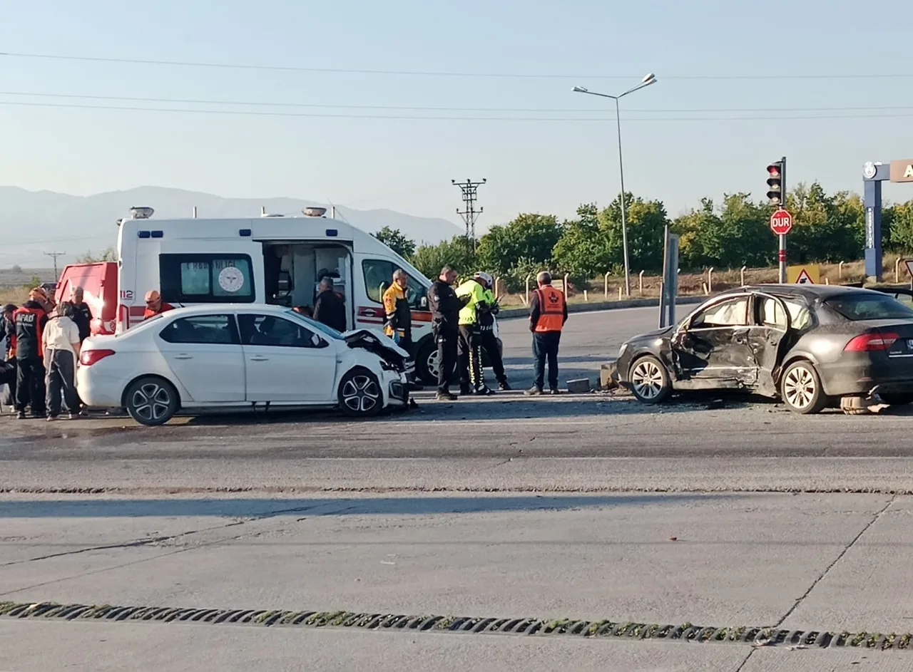 MALATYA'NIN AKÇADAĞ İLÇESİNDE OTOMOBİLLERİN ÇARPIŞTIĞI KAZADA 1'İ AĞIR 6 KİŞİ YARALANDI.