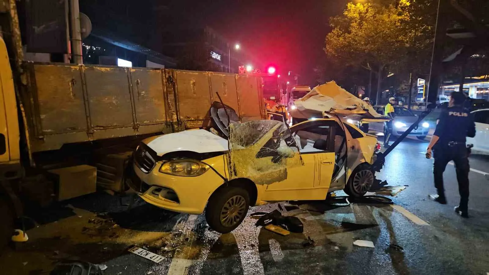 BEYOĞLU’NDA MAKAS ATAN ALKOLLÜ SÜRÜCÜ KAMYONUN ALTINA GİRDİ: 3 YARALI
