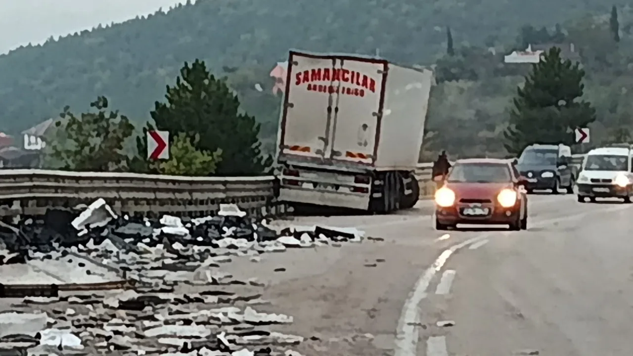 SİNOP’UN BOYABAT İLÇESİNDE BALIK TAŞIYAN KAMYONUN DEVRİLMESİ SONUCU MEYDANA GELEN KAZADA 1 KİŞİ HAYATINI KAYBETTİ. KAZADA KAMYONDAKİ BALIKLAR YOLA SAÇILDI.