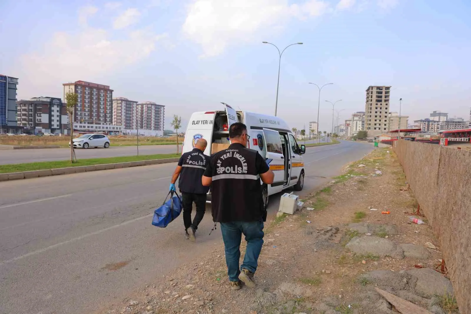 KAHRAMANMARAŞ’TA BİR İNŞAATIN ÖNÜNDE ERKEK CESEDİ BULUNDU.