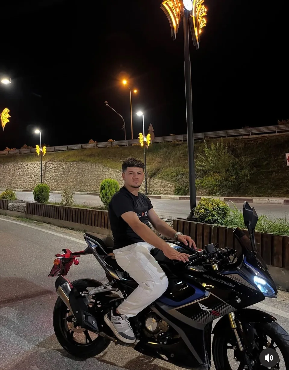 HATAY’DA PİKABLA ÇARPIŞAN MOTOSİKLETİN 19 YAŞINDAKİ SÜRÜCÜSÜ MEHMET ALTINÖZÜ HAYATINI KAYBETTİ.