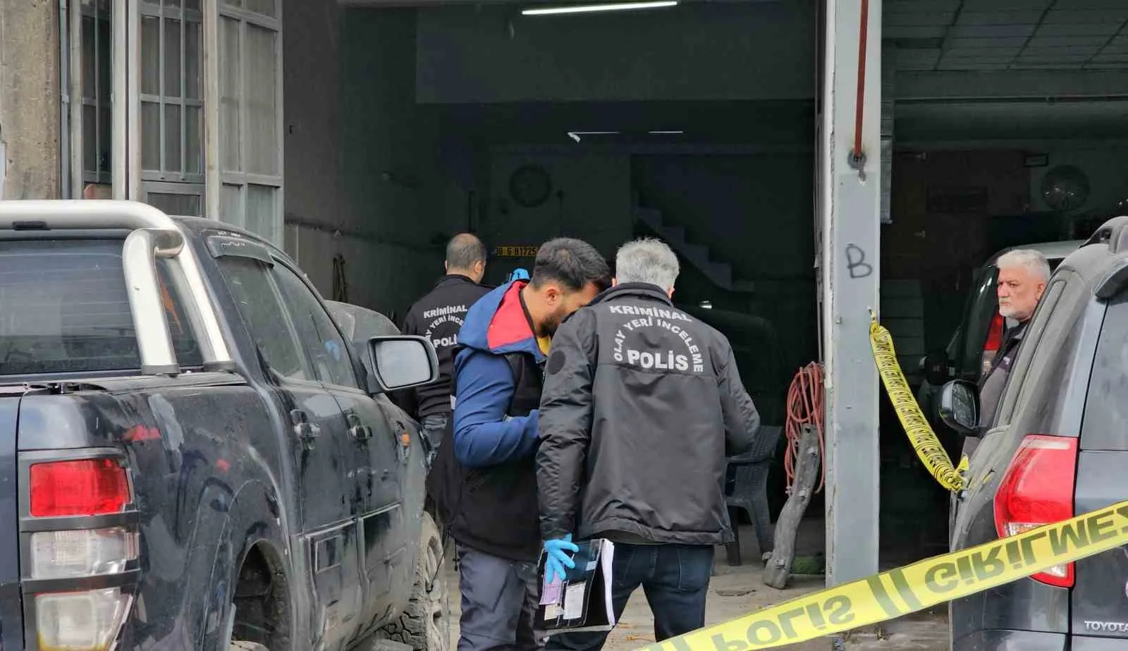 KAYSERİ'NİN KOCASİNAN İLÇESİNDE BİR OTO TAMİRCİSİNDE ÇIKAN KAVGADA SİLAHLA VURULAN 1'İ AĞIR 3 KİŞİ YARALANDI.
