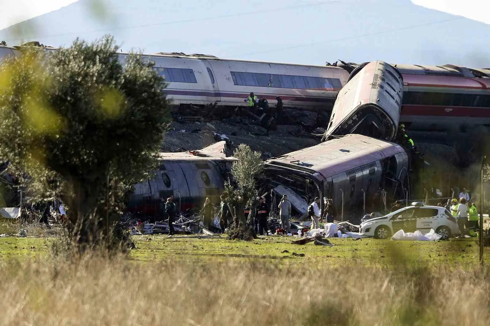 İSPANYA'DA MADRİD-ENDÜLÜS SEFERİNİ YAPAN İKİ YÜKSEK HIZLI TRENİN ÇARPIŞMASI SONUCU EN AZ 10 KİŞİ HAYATINI KAYBETTİ.