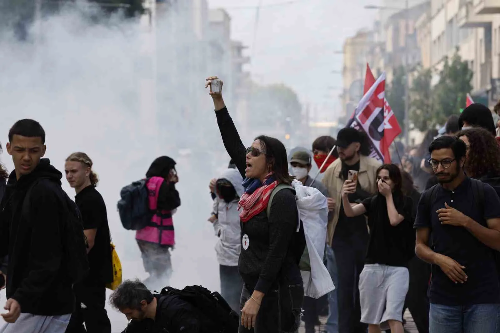 FRANSA'DA YAKLAŞIK 10 GÜN ÖNCE ÖĞRETMEN EKSİKLİĞİ VE EĞİTİM ŞARTLARINA TEPKİ OLARAK BAŞLAYAN LİSE EYLEMLERİ ÜLKE GENELİNE YAYILDI. EYLEMLER NEDENİYLE ÜLKE GENELİNDE YAKLAŞIK 400 LİSEDE EĞİTİME ARA VERİLİRKEN, EN AZ 600 KİŞİ GÖZALTINA ALINDI.