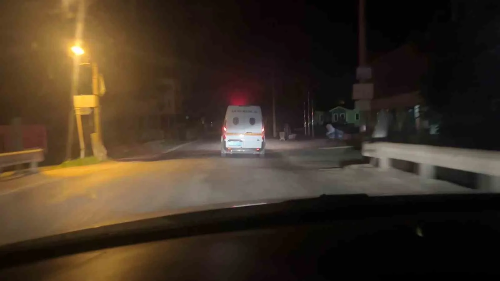 BURSA'DA BİR BOYAHANE FABRİKASINDA, FORKLİFTTEN DÜŞEN DEMİR BLOĞUN ALTINDA KALAN 24 YAŞINDAKİ GENÇ, OLAY YERİNDE HAYATINI KAYBETTİ. AİLE YAKINLARI OLAY YERİNDE SİNİR KRİZİ GEÇİRDİ.