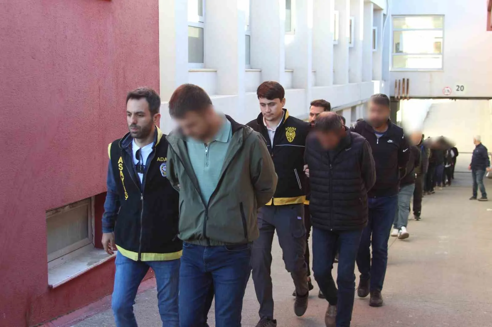 ADANA MERKEZLİ 7 İLDE DÜZENLENEN VE 58 ŞÜPHELİNİN TUTUKLANDIĞI SİGORTA DOLANDIRICILIĞI OPERASYONUNUN YENİ DETAYLARI ORTAYA ÇIKTI. ŞEBEKENİN, ARAÇ SAHİPLERİYLE ANLAŞARAK KİRALIK SÜRÜCÜLERLE KURGU KAZALAR YAPTIĞI, 98 FARKLI ARACI 77 KAZADA KULLANARAK SİGORTA ŞİRKETLERİNİ YAKLAŞIK 25 MİLYON TL ZARARA UĞRATTIĞI ÖNE SÜRÜLDÜ. BİR OTOMOBİLİN İSE 7 FARKLI KURGU KAZADA KULLANILDIĞI BELİRLENDİ.
