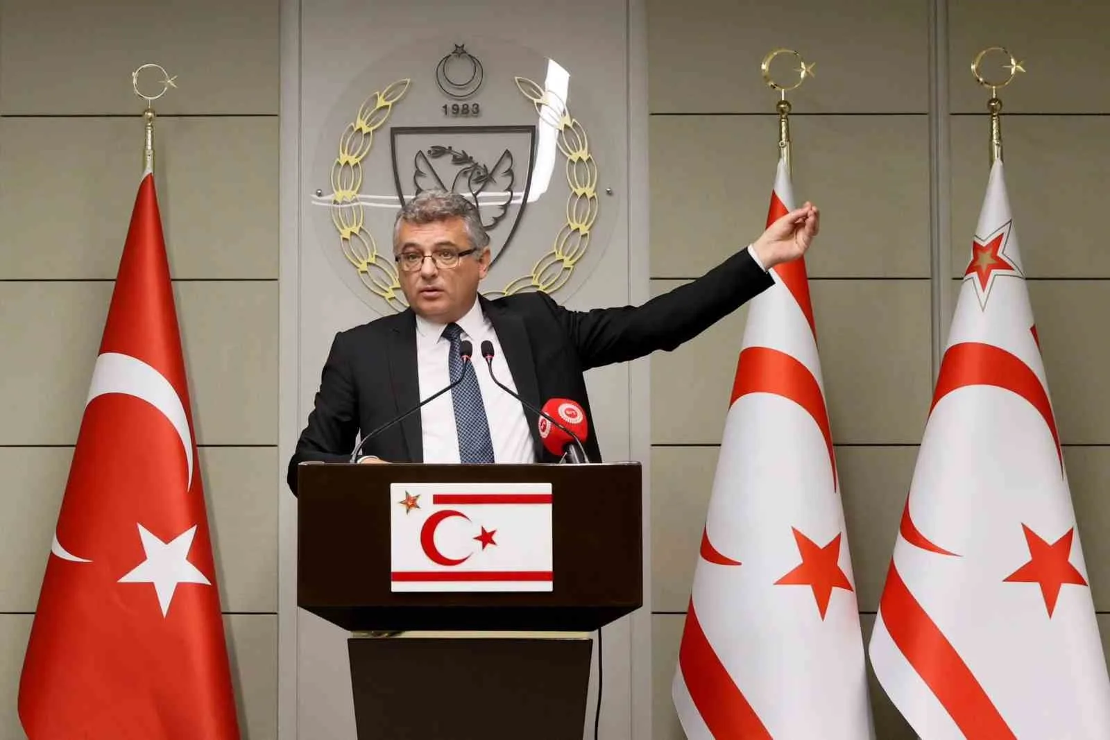 KKTC CUMHURBAŞKANI TUFAN ERHÜRMAN, GÜNEY KIBRIS RUM YÖNETİMİ (GKRY) TARAFINDAN KARMA EVLİLİKLERDEN DOĞAN ÇOCUKLARIN AB VATANDAŞLIĞI HAKKINA İLİŞKİN YAPILAN AÇIKLAMALARI ELEŞTİRDİ.