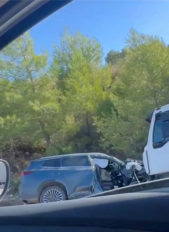 ANTALYA'NIN KUMLUCA İLÇESİNDE MEYDANA GELEN TRAFİK KAZASIN CİP İLE KAMYON KAFA KAFAYA ÇARPIŞTI. KAZADA ÇİN UYRUKLU BİR TURİST HAYATINI KAYBETTİ.