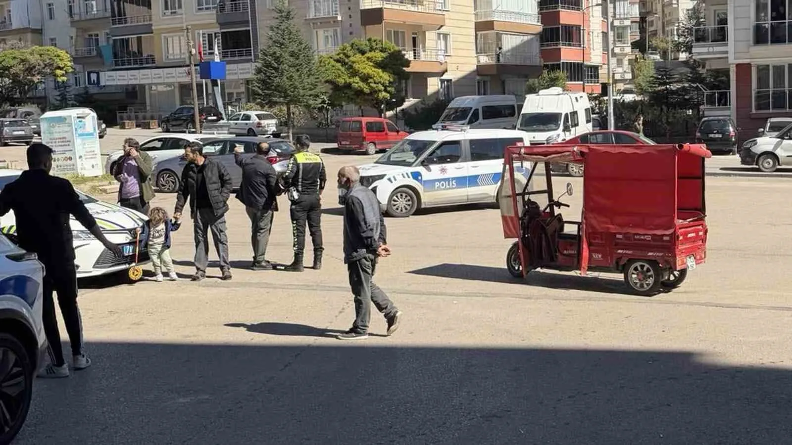 KIRIKKALE'DE OTOMOBİL İLE ÜÇ TEKERLEKLİ ELEKTRİKLİ MOTOSİKLETİN ÇARPIŞMASI SONUCU 4 KİŞİ YARALANDI.