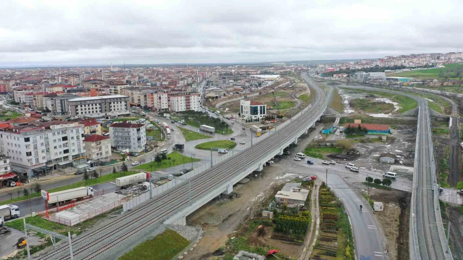 ULAŞTIRMA VE ALTYAPI BAKANI ABDULKADİR URALOĞLU, "HIZLI TREN AĞIMIZI ÇERKEZKÖY’DEN KAPIKULE’YE, AVRUPA SINIRINA KADAR ULAŞTIRIYORUZ" DEDİ.