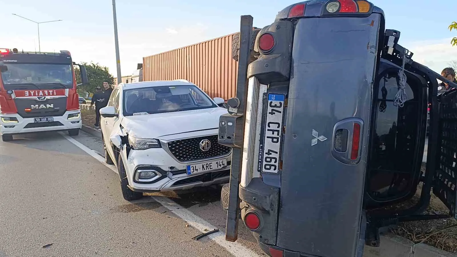 TEKİRDAĞ’IN SÜLEYMANPAŞA İLÇESİNDE FİLM SAHNELERİNİ ARATMAYAN OLAYDA, İDDİAYA GÖRE KULLANDIĞI ARAÇLA 2 YAYAYA ÇARPAN SÜRÜCÜ, OLAY YERİNDEN UZAKLAŞTI. ÇEVRE YOLU’NDA İSTANBUL İSTİKAMETİNDE İLERLEDİĞİ SIRADA 2 ARACA DAHA ÇARPARAK KAZAYA KARIŞTI. İKİ AYRI KAZADA TOPLAM 4 KİŞİ YARALANIRKEN, ARACI KULLANAN SÜRÜCÜ E.G POLİS EKİPLERİNCE YAKALANDI.